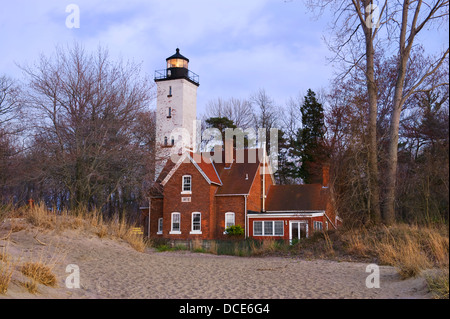 Le phare de Presque Isle Au crépuscule sur une soirée de fin d'hiver, Snowless Erie, Pennsylvanie, USA Banque D'Images