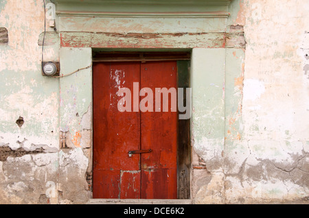 Belle porte en bois, dans un bâtiment ancien, l'Oaxaca au Mexique Banque D'Images