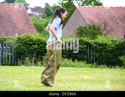 Jeune fille faisant la course en sac de sport scolaire Banque D'Images