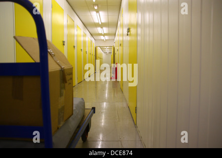 Corridor dans le self stockage entrepôt Banque D'Images