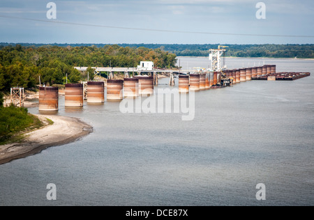 USA, Louisiane, nouvelles routes, vue du pont de quais et des réservoirs pour Big 2 Cajun (charbon powered, maintenant l'utilisation de la biomasse). Banque D'Images