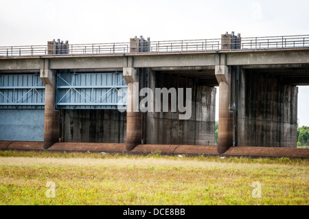 USA, Louisiane, bassin Atchafalaya, déversoir Morganza tour à une chaussée sur vannes, ouvert pour la réparation après l'inondation de '11. Banque D'Images