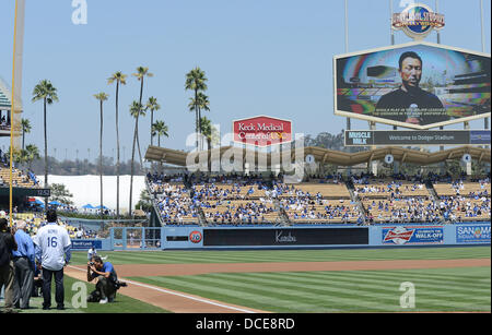 Hideo Nomo, le 10 août 2013 - MLB : ancien lanceur partant des Dodgers de Los Angeles, Hideo Nomo montres un tableau de bord avant le début de la partie de baseball de ligue majeure entre les Rays de Tampa Bay et les Dodgers de Los Angeles au Dodger Stadium à Los Angeles, Californie, États-Unis. (Photo de bla) Banque D'Images