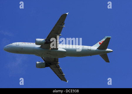 Air Canada Airbus A320-211 C-FTJQ après le décollage de l'Aéroport International d'Ottawa, Canada, le 21 juin, 2013 Banque D'Images