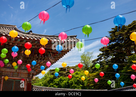 Lanternes multicolores de raccrocher dans le temple de Bulguksa pour célébrer l'anniversaire de Bouddhas, la Corée du Sud. Banque D'Images