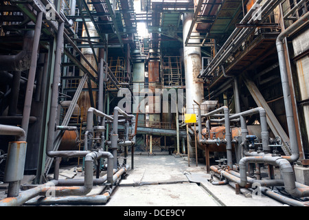 Intérieur de l'usine d'acier avec des tuyaux et des soupapes Banque D'Images