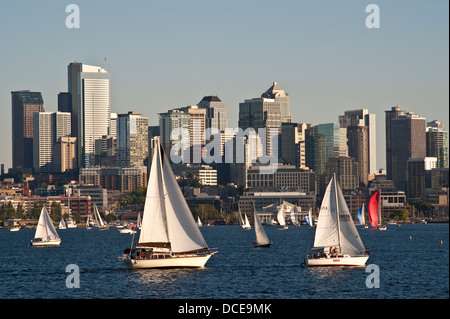 Image rétro de l'horizon de Seattle avec courses de voiliers sur le lac Union Banque D'Images