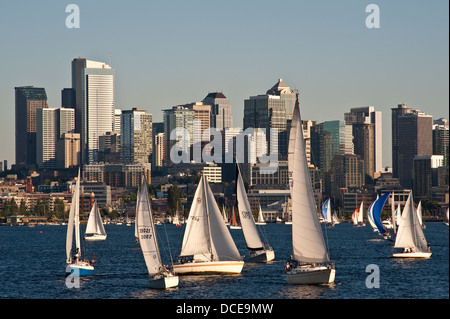 Image rétro de l'horizon de Seattle avec courses de voiliers sur le lac Union Banque D'Images