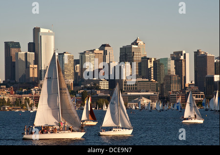 Image rétro de l'horizon de Seattle avec courses de voiliers sur le lac Union Washington State Banque D'Images