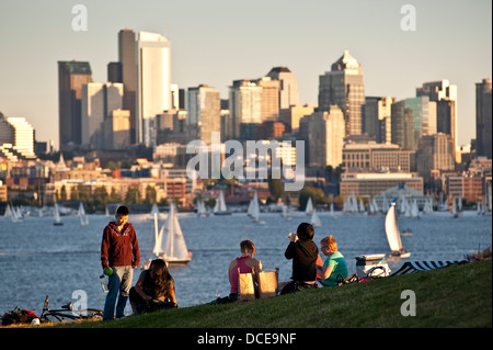 Image rétro du pique-nique au Gas Works Park avec des familles et des amis qui regardent une course en voilier dans l'État de Washington de Lake Union Seattle Banque D'Images