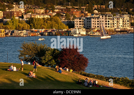 Image rétro du pique-nique au Gas Works Park avec des familles et des amis qui regardent une course en voilier dans l'État de Washington de Lake Union Seattle Banque D'Images