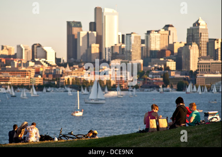 Image rétro du pique-nique au Gas Works Park avec des familles et des amis qui regardent une course en voilier dans l'État de Washington de Lake Union Seattle Banque D'Images