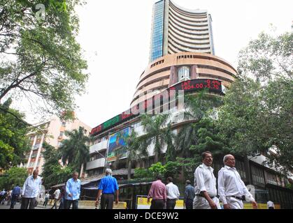 8 juillet 2013 - Mumbai, Maharashtra, Inde - Le Bombay Stock Exchange Building (bâtiment de l'ESB) à Mumbai. Le marché boursier est bien de donner une impulsion à l'industrie de l'immobilier comme les gens ont plus de revenu disponible pour investir. Comme l'économie indienne continue à se développer une gamme d'entreprises multinationales sont pour l'Inde et à l'espace de bureau pour conduire la croissance énorme de la construction et de l'immobilier à Mumbai d'affaires. Hôtel majors du monde sont la mise en place de nouvelles chaînes d'en Inde. (Crédit Image : © Subhash Sharma/Zuma sur le fil) Banque D'Images