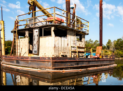 USA, Louisiane, bassin Atchafalaya, Bayou Sorrell, abandonnés et plate-forme de rouille dans le vieux champ de pétrole Shell, maintenant les eaux polluantes. Banque D'Images