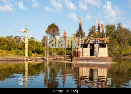 USA, Louisiane, bassin Atchafalaya, Bayou Sorrell, abandonnés et plate-forme de rouille dans le vieux champ de pétrole Shell, maintenant les eaux polluantes. Banque D'Images