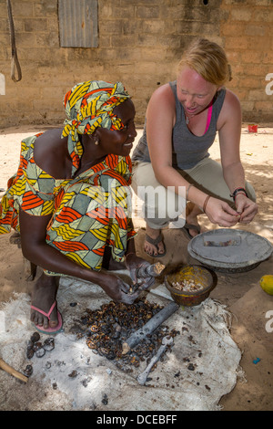 Des bénévoles du Corps de la paix en collaboration avec Village Woman à partir de coques de noix de cajou. Ethnie sérère. Banque D'Images