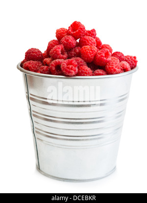 Un seau plein de framboises fraîchement cueillies. Format vertical isolé sur fond blanc Banque D'Images