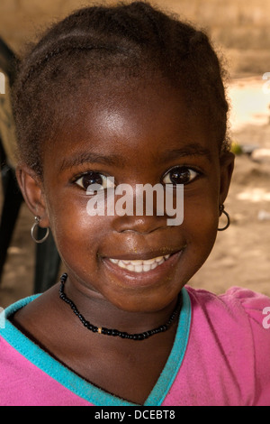 Jeune Fille de village sénégalais près de Sokone, au Sénégal. Ethnie sérère. Banque D'Images