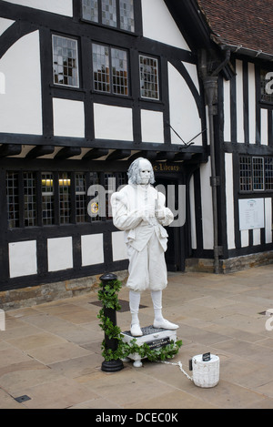 William Shakespeare Ghost, statue vivante. Henley Street, Stratford upon Avon, Warwickshire, Angleterre Banque D'Images