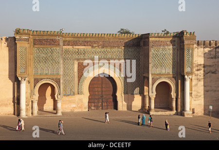 La porte Bab El-Mansour à Meknes, Maroc Banque D'Images