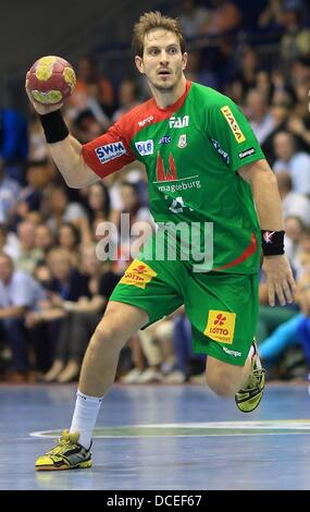 Magdeburg's Michael Haass a la balle pendant le test match de handball entre SC Magdeburg et Wisla Plock à Getec Arena de Magdeburg, Allemagne, 15 août 2013. Photo : JENS WOLF Banque D'Images