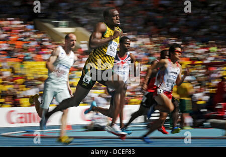 Moscou, Russie. Août 16, 2013. Usain Bolt de la Jamaïque est en concurrence dans le 200m masculin lors de la 14e ronde 1 es Championnats du monde d'athlétisme au stade Luzhniki de Moscou, Russie, 16 août 2013. Photo : Michael Kappeler/dpa/Alamy Live News Banque D'Images