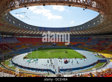 Moscou, Russie. Août 16, 2013. Les athlètes concourent dans l'épreuve du 200 mètres lors de la 14e ronde 1 es Championnats du monde d'athlétisme au stade Luzhniki de Moscou, Russie, 16 août 2013. Photo : Bernd Thissen/dpa/Alamy Live News Banque D'Images