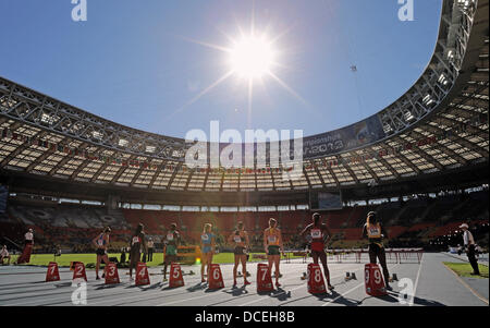 Moscou, Russie. Août 16, 2013. Attendre le départ des athlètes pour les femmes 100m haies à la 14e es Championnats du monde d'athlétisme au stade Luzhniki de Moscou, Russie, 16 août 2013. Photo : Michael Kappeler/dpa/Alamy Live News Banque D'Images