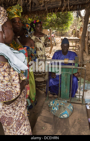 Acheteur de noix de cajou, noix de pesage Fass Njaga Choi, la Gambie. Banque D'Images