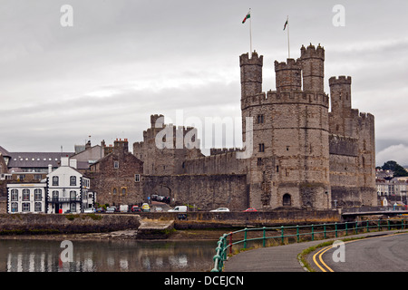 Château de Caernarfon sur les rives de l'Afon Seiont sur l'image Banque D'Images