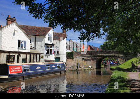 Le bateau par Narrowboats Inn pub à Gnosall dans Staffordshire à côté de Gnosall Pont sur le Shropshire Union Canal Banque D'Images