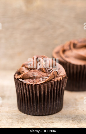 Cupcakes dépoli sur fond rustique Banque D'Images