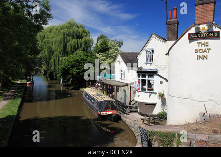 Un grand classique de la voile Inn pub vu du pont Gnosall dans Staffordshire sur le Shropshire Union Canal Banque D'Images