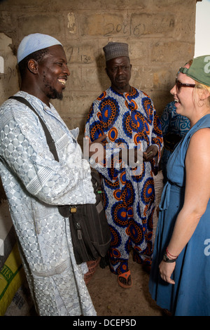 Des bénévoles du Corps de la paix à parler à l'acheteur l'achat de noix de cajou, Fass Njaga Choi, la Gambie Banque D'Images