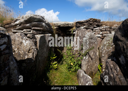 Grave H, passage de l'Art mégalithique (à gauche), Pierre Loughcrew passage tombs complexe, environ 3500 B.C. Carbane Ouest, comté de Meath Irlande Banque D'Images