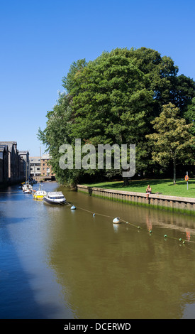 Devon Totnes en Angleterre. 1er août 2013. Bateaux amarrés sur la rivière Dart dans le centre de Totnes. Banque D'Images