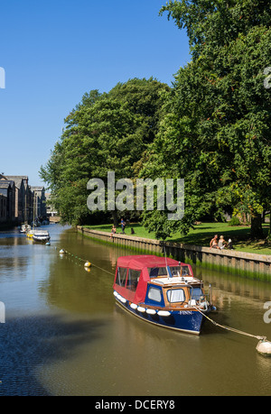 Devon Totnes en Angleterre. 1er août 2013. Bateaux amarrés sur la rivière Dart dans le centre de Totnes. Banque D'Images