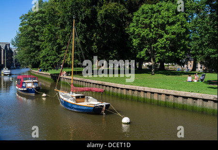 Devon Totnes en Angleterre. 1er août 2013. Bateaux amarrés sur la rivière Dart dans le centre de Totnes. Banque D'Images