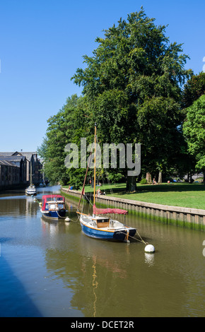 Devon Totnes en Angleterre. 1er août 2013. Bateaux amarrés sur la rivière Dart dans le centre de Totnes. Banque D'Images