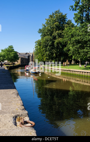 Devon Totnes en Angleterre. 1er août 2013. Bateaux amarrés sur la rivière Dart dans le centre de Totnes. Banque D'Images