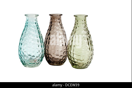 Un ensemble de trois vases en verre transparent de couleur différente sur un cas isolé sur fond blanc Banque D'Images