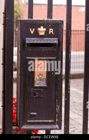 Fer noir victorien Postbox Banque D'Images