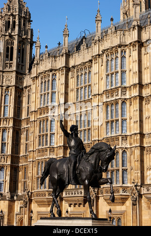 Statue du roi Richard Ier à cheval dans la cour du palais vieux chambres du parlement London England UK Banque D'Images