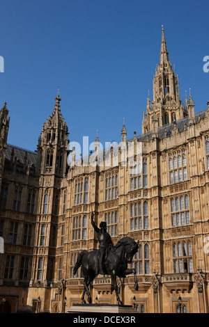 Statue du roi Richard Ier à cheval dans la cour du palais vieux chambres du parlement London England UK Banque D'Images