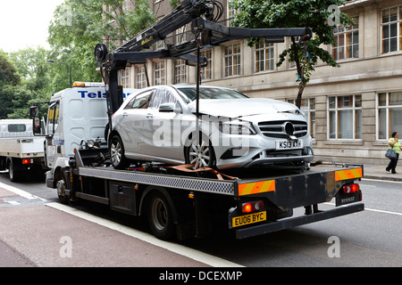 Mercedes classe s'est écrasé une voiture sur l'arrière d'un camion de récupération London England UK Banque D'Images