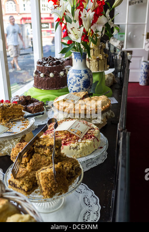 Totnes, Devon, Angleterre. 1er août 2013. L'Anne de Clèves café à Totnes montrant une sélection de gâteaux dans la vitrine. Banque D'Images