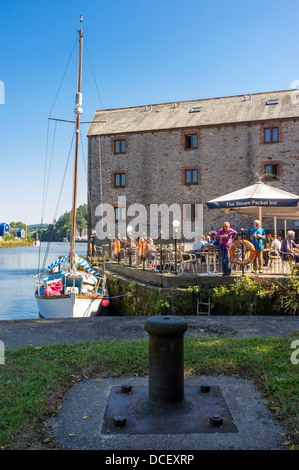 Devon Totnes en Angleterre. 1er août 2013. Un yacht est amarré à côté de la Steam Packet Inn sur les rives de la rivière Dart. Banque D'Images