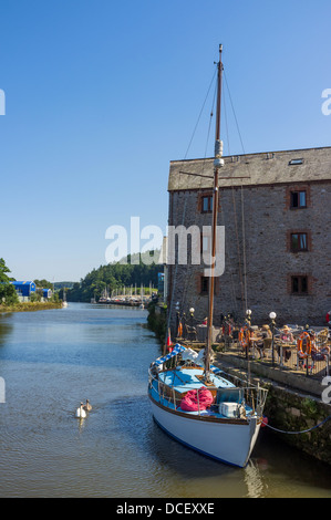 Devon Totnes en Angleterre. 1er août 2013. Un yacht est amarré à côté de la Steam Packet Inn sur les rives de la rivière Dart. Banque D'Images