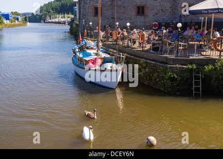 Devon Totnes en Angleterre. 1er août 2013. Un yacht est amarré à côté de la Steam Packet Inn sur les rives de la rivière Dart. Banque D'Images