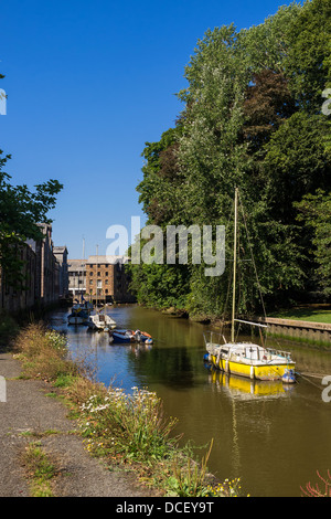 Devon Totnes en Angleterre. 1er août 2013. Bateaux amarrés sur la rivière Dart dans le centre de Totnes. Banque D'Images